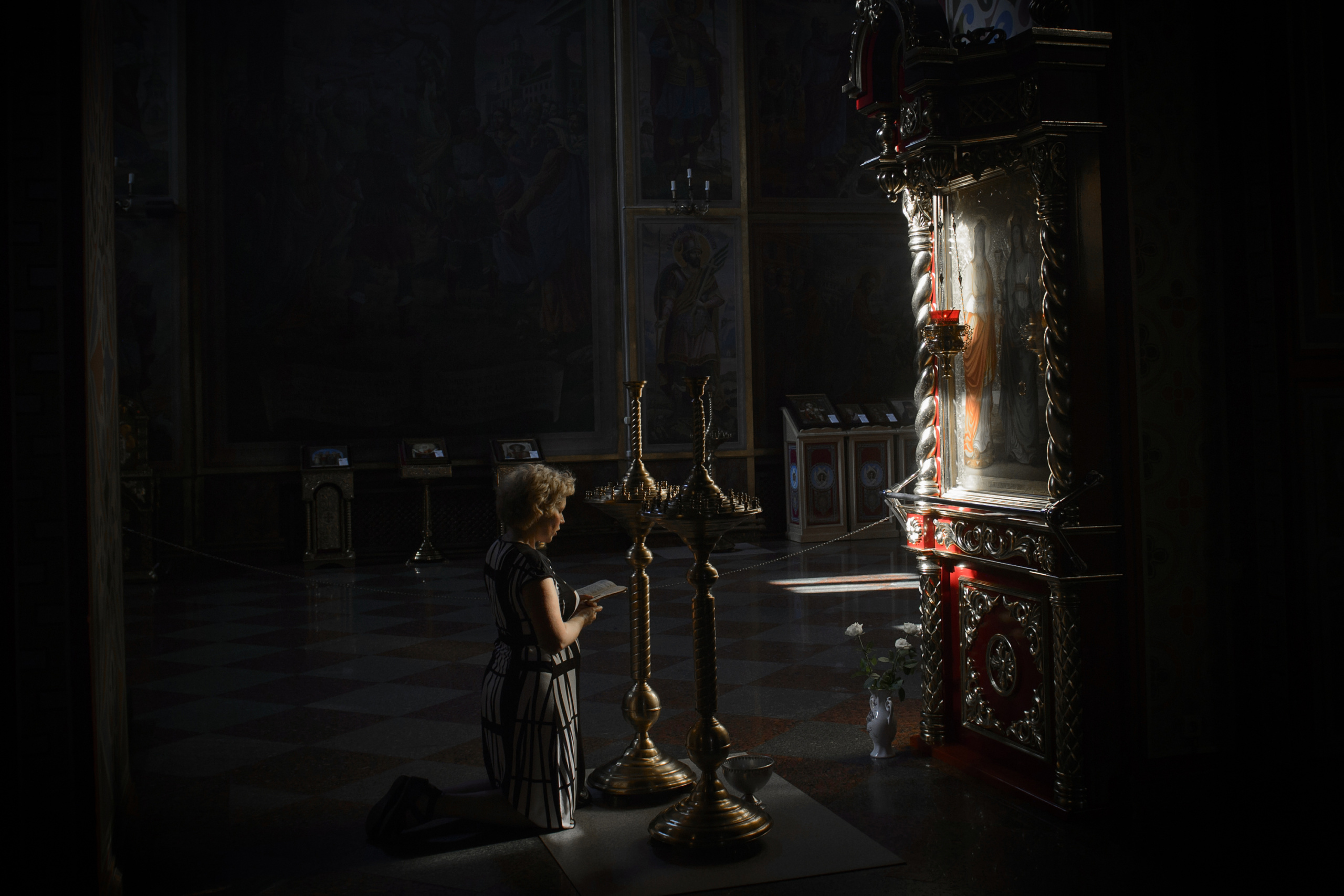 Kiev-Ukraine.
a woman pray in an Orthodox church for his family who could not leave the area affected by the conflict.
The fight between pro-Ukrainian troops and pro-Russian separatists is continuing in the Donbas region of eastern Ukraine despite the recent Minsk ceasefire agreements.