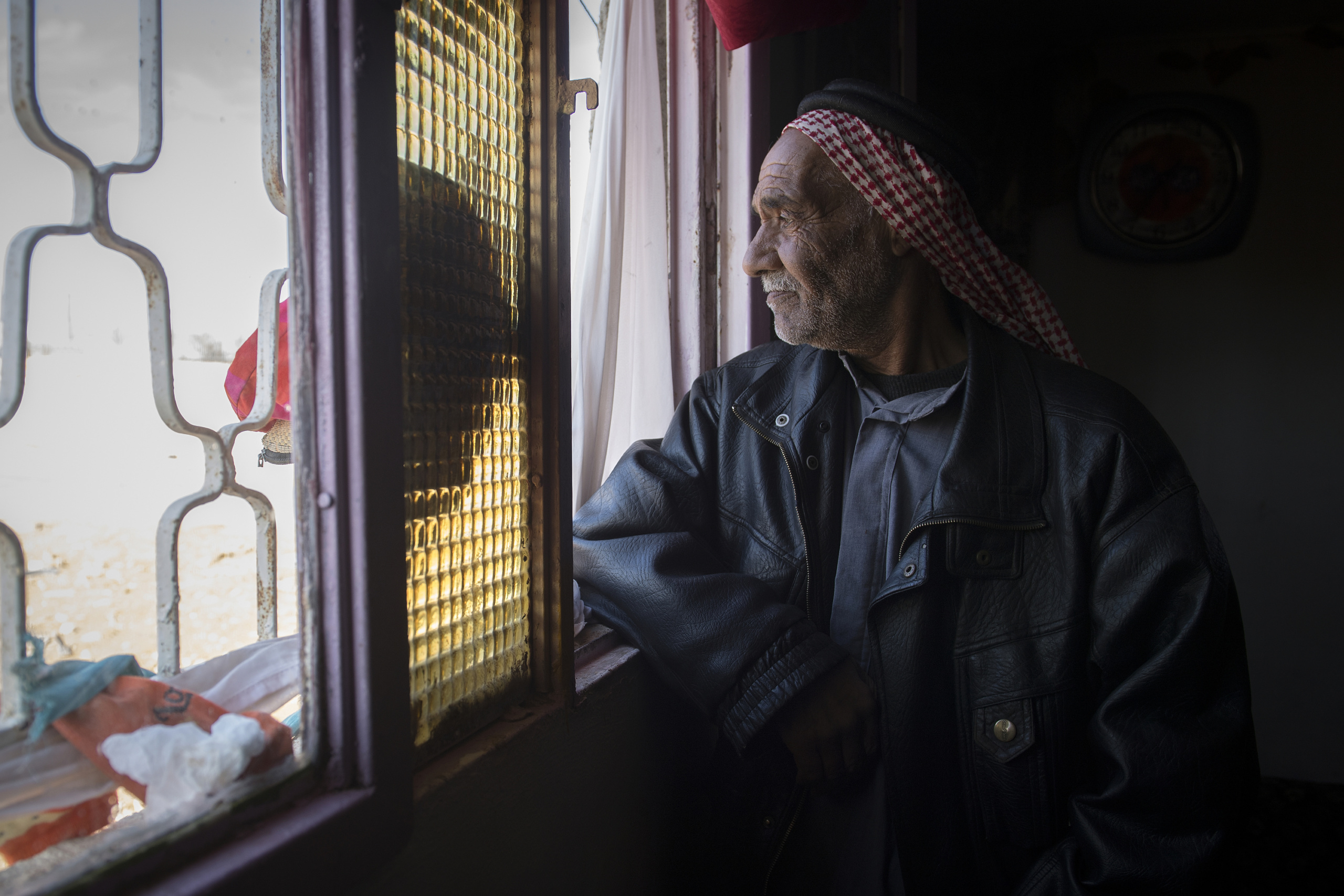 Jordan, Syrian border.
This refugee of 70 years old took more than 10 months to escape Homs and arrive to cross the Jordanian border.
The conflict in Syria, of exceptional violence and intensity, gave birth to one of the most important movements of refugees and internally displaced persons in the Middle East since the Second World War. The United Nations High Commissioner for Refugees (UNHCR) estimates that nearly five million Syrians have left their country since the beginning of the crisis, not to mention millions of internally displaced people. Jordan is one of the main host countries, with more than 630,000 refugees registered with UNHCR.
