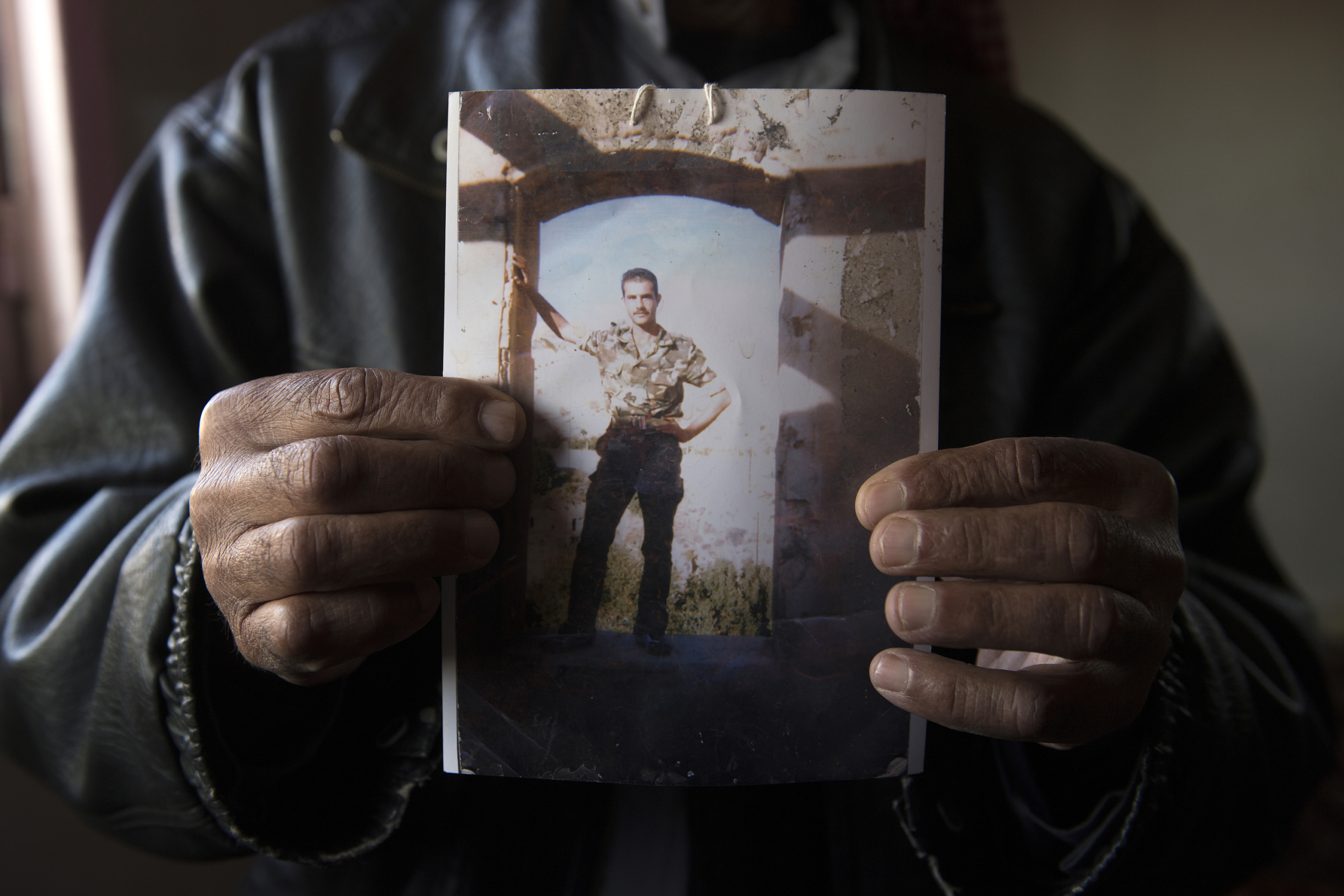 Jordan, Syrian border.
A man shows the portrait of one of his missing sons in the Aleppo area.
The conflict in Syria, of exceptional violence and intensity, gave birth to one of the most important movements of refugees and internally displaced persons in the Middle East since the Second World War. The United Nations High Commissioner for Refugees (UNHCR) estimates that nearly five million Syrians have left their country since the beginning of the crisis, not to mention millions of internally displaced people. Jordan is one of the main host countries, with more than 630,000 refugees registered with UNHCR.