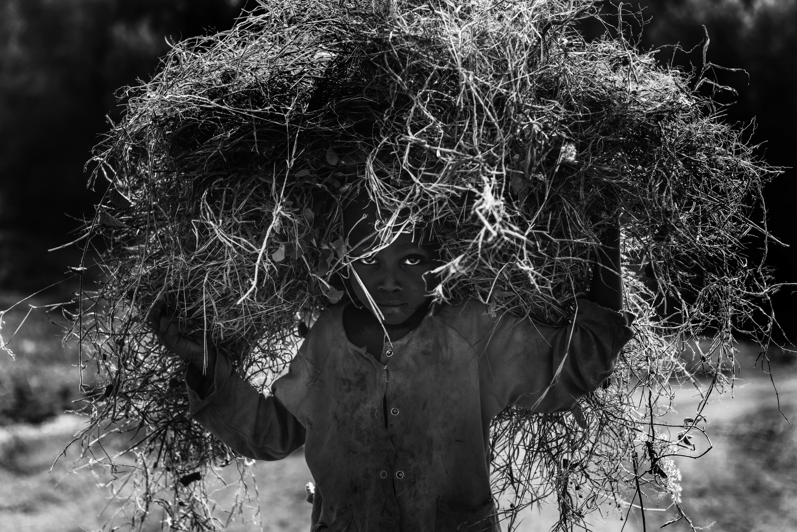 MAYANGE, RWANDA.
Young child working in the field.
Children in Rwanda are engaged in the worst forms of child labor, including in agriculture and domestic service.