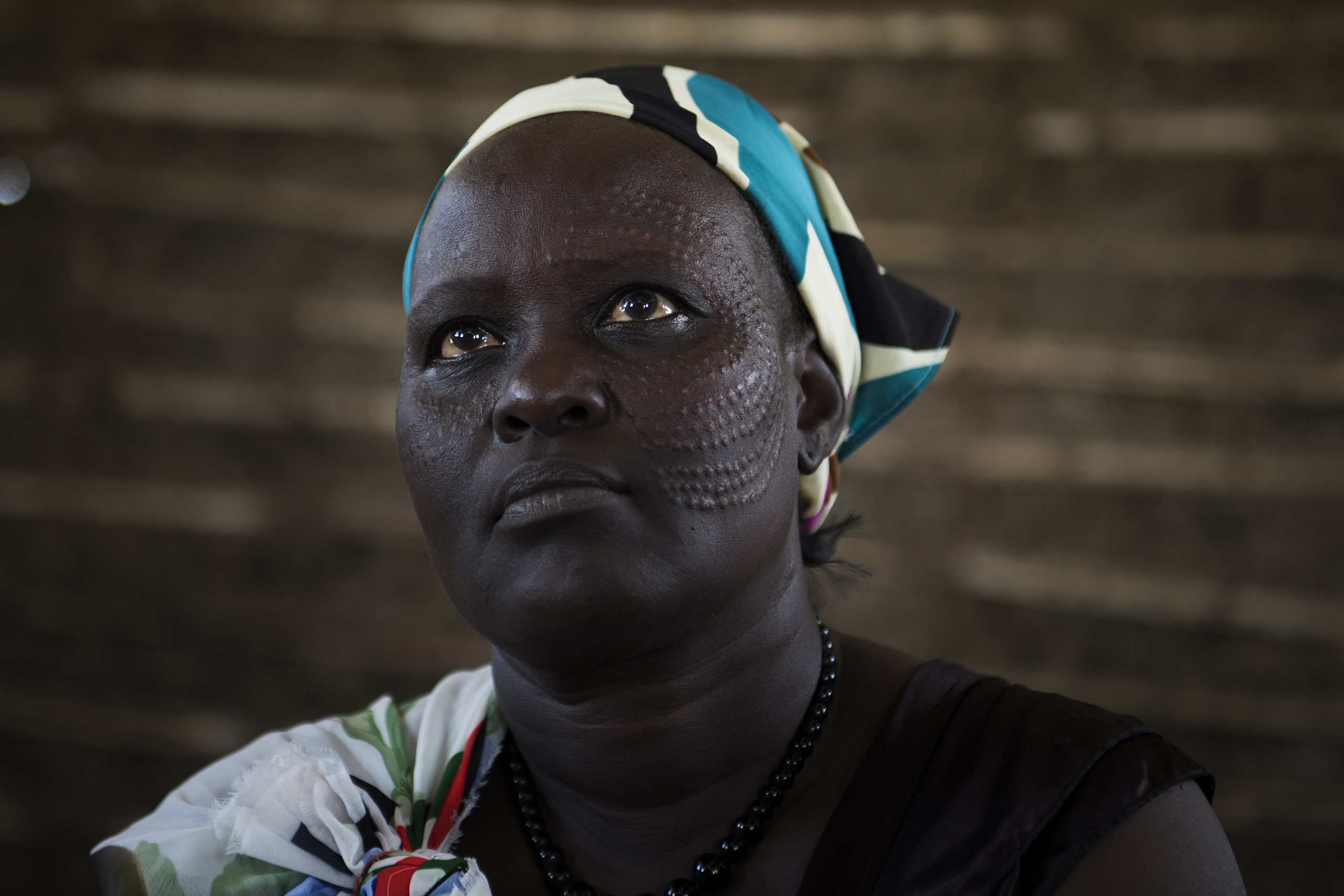 South Sudan: Portrait of a civil war refugee
The South Sudanese civil war is an armed conflict between the supporters of President Salva Kiir and those of Vice President Riek Machar since 15 December 2013 in South Sudan. This rivalry brings to light old divisions between the various clans of the Sudan People's Liberation Movement, the former rebellion that led the country to independence in 2011, against a background of ethnic rivalry: on the one hand, the Dinkas (majority ethnic group Of Salva Kiir) and on the other the Nuers (Riek Machar ethnic group).
"You are Nuer, we are going to kill you."
The Nuer facial markings make them easily identifiable.