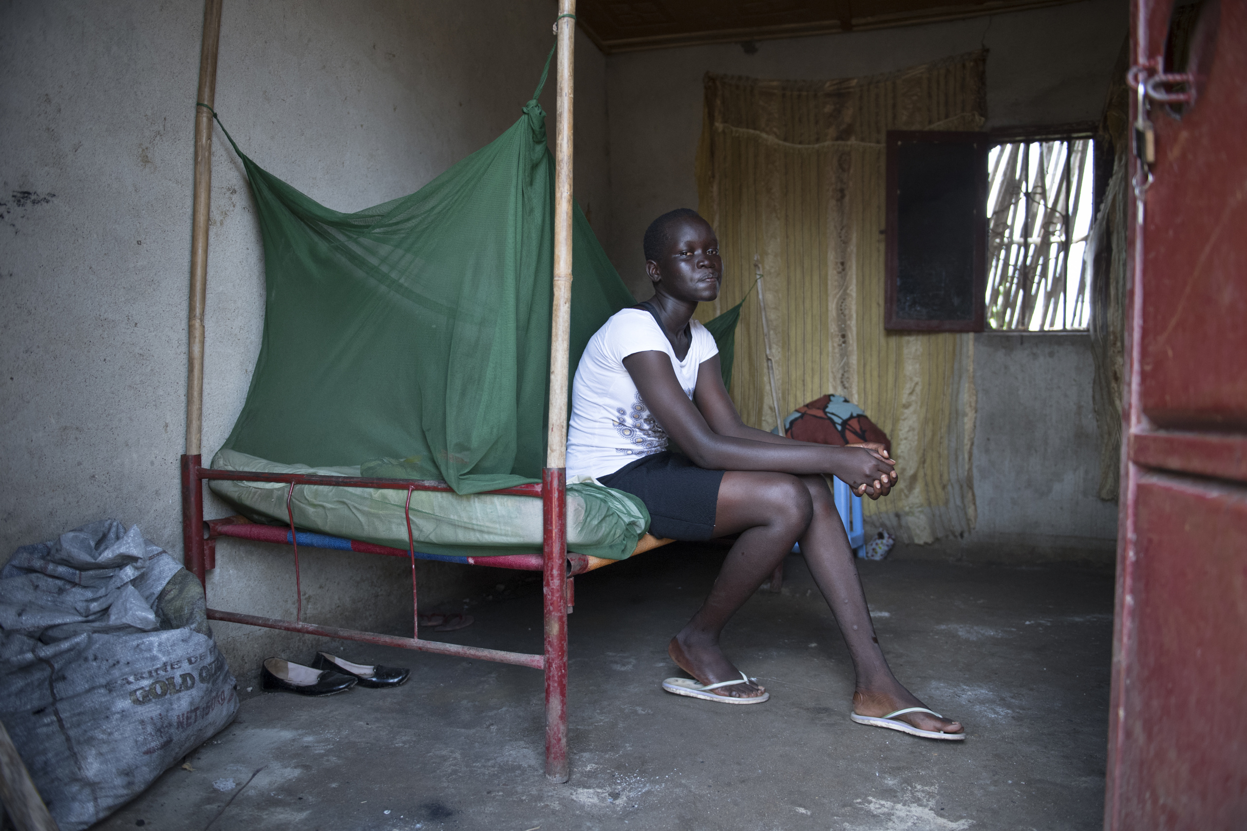 Juba, South Sudan.
South Sudan: Portrait of a civil war refugee
The South Sudanese civil war is an armed conflict between the supporters of President Salva Kiir and those of Vice President Riek Machar since 15 December 2013 in South Sudan. This rivalry brings to light old divisions between the various clans of the Sudan People's Liberation Movement, the former rebellion that led the country to independence in 2011, against a background of ethnic rivalry: on the one hand, the Dinkas (majority ethnic group Of Salva Kiir) and on the other the Nuers (Riek Machar ethnic group).
"I'm from the Dinka ethnic group. My father died in the bush. When our village was attacked we had to flee and hide in the bush without water or food. My father, who was seriously ill, did not survive. Today, I live with my mother in Juba and part of my brothers and sisters are in refugee camps in Uganda and Ethiopia".