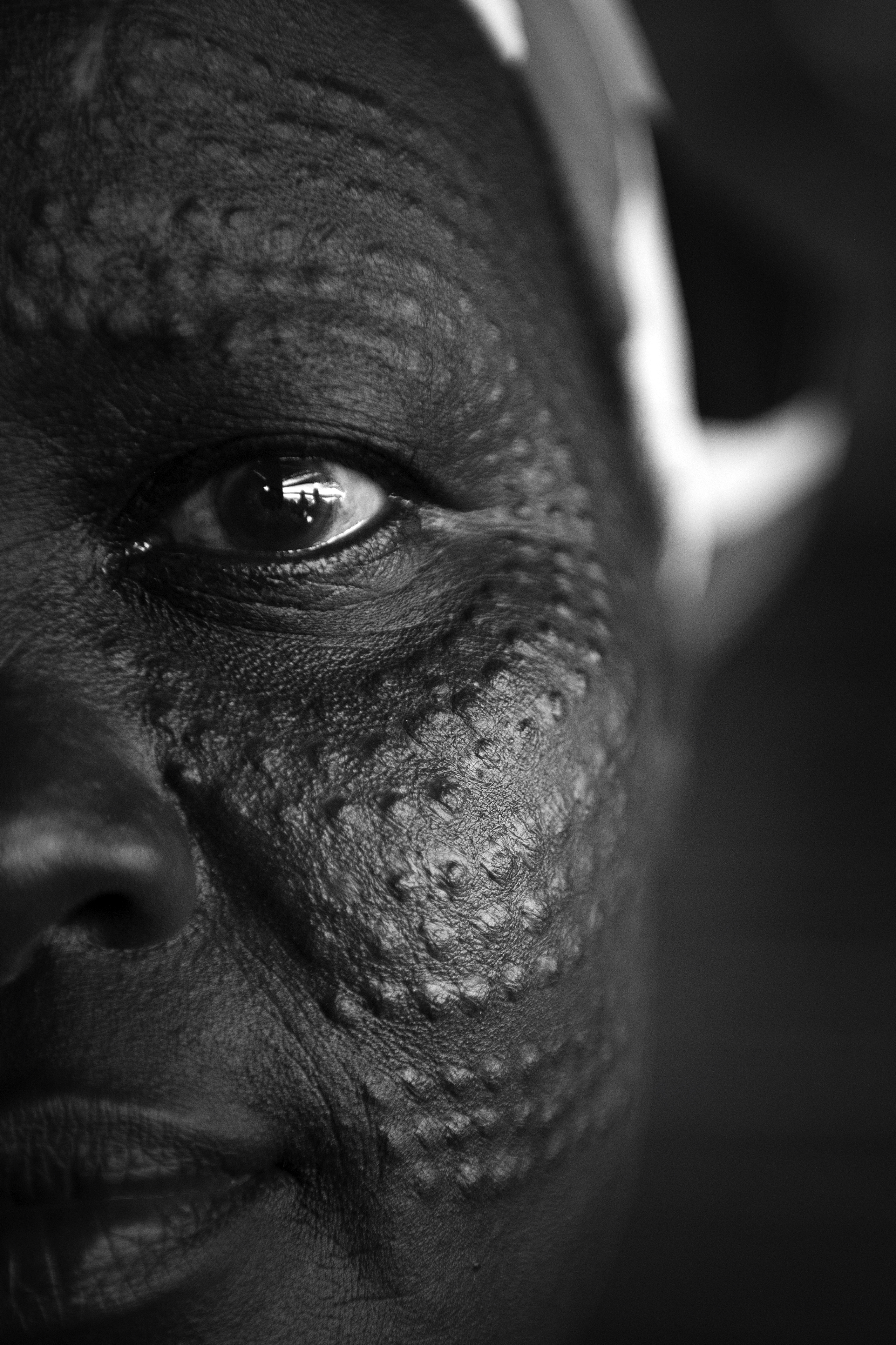South Sudan: Portrait of a civil war refugee
The South Sudanese civil war is an armed conflict between the supporters of President Salva Kiir and those of Vice President Riek Machar since 15 December 2013 in South Sudan. This rivalry brings to light old divisions between the various clans of the Sudan People's Liberation Movement, the former rebellion that led the country to independence in 2011, against a background of ethnic rivalry: on the one hand, the Dinkas (majority ethnic group Of Salva Kiir) and on the other the Nuers (Riek Machar ethnic group).
"You are Nuer, we are going to kill you."
The Nuer facial markings make them easily identifiable.