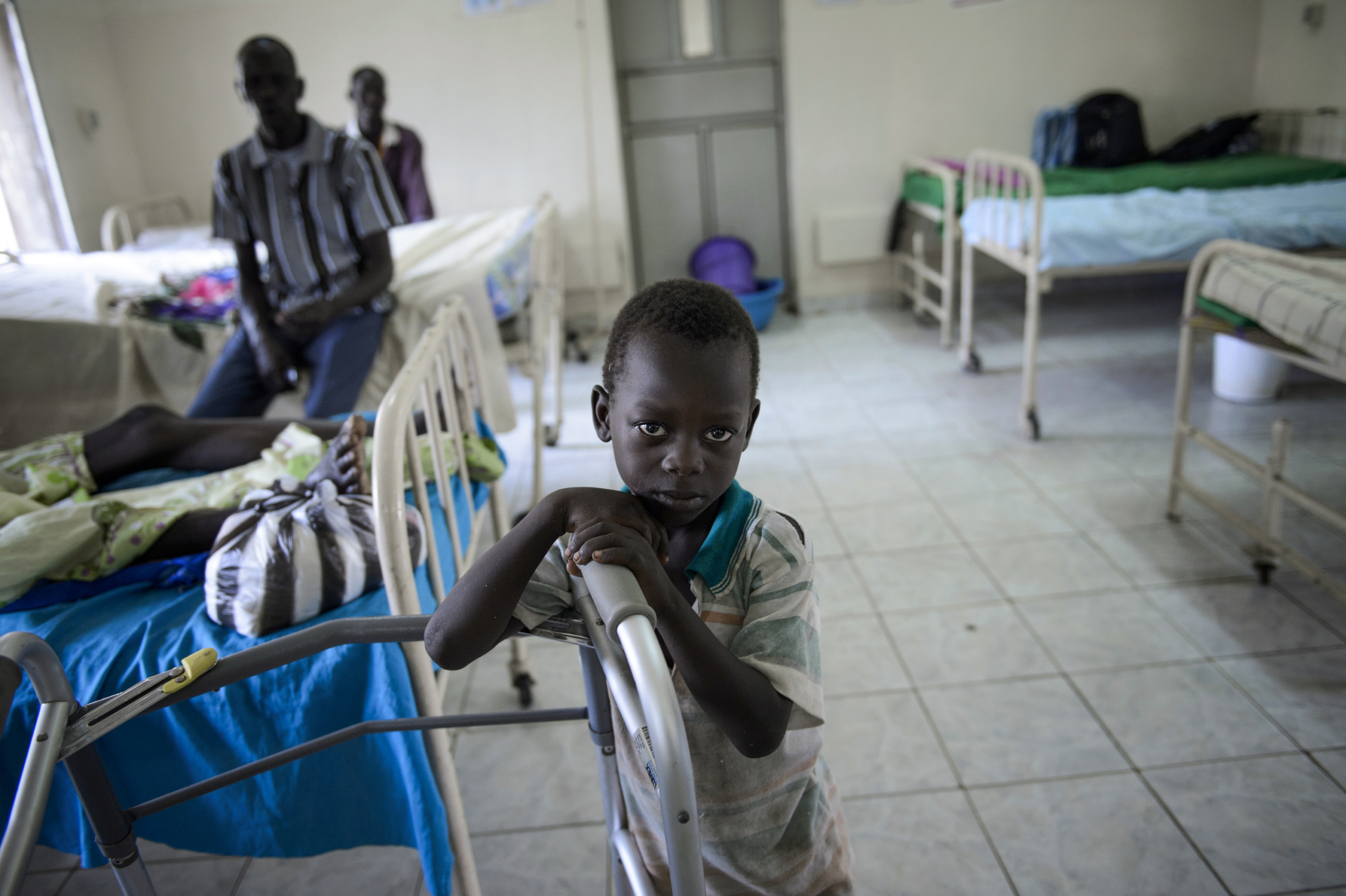 — SOUTH SUDAN
On 9th of July 2011 a new country will be born in Africa. The Republic of South Sudan will be the 54th African state and the 193rd nation in the world. But South Sudan is a very poor country, despite its large oil reserves, which account for 98 percent of its income.
South Sudan’s economy is mainly pastoral, and cattle herding is the most important activity. Agriculture and fishery are comparatively sparse, although the Nile runs through the region.
South Sudan’s society is deeply divided along tribal lines. The main clan is the Dinka, a pastoral semi-nomadic population. Violence is endemic to the region, often as a consequences of cattle ownership issues. But violence is also very much fed by the uncountable number of weapons circulating in the country, the heavy legacy of a 30 year long civil war against North Sudan.