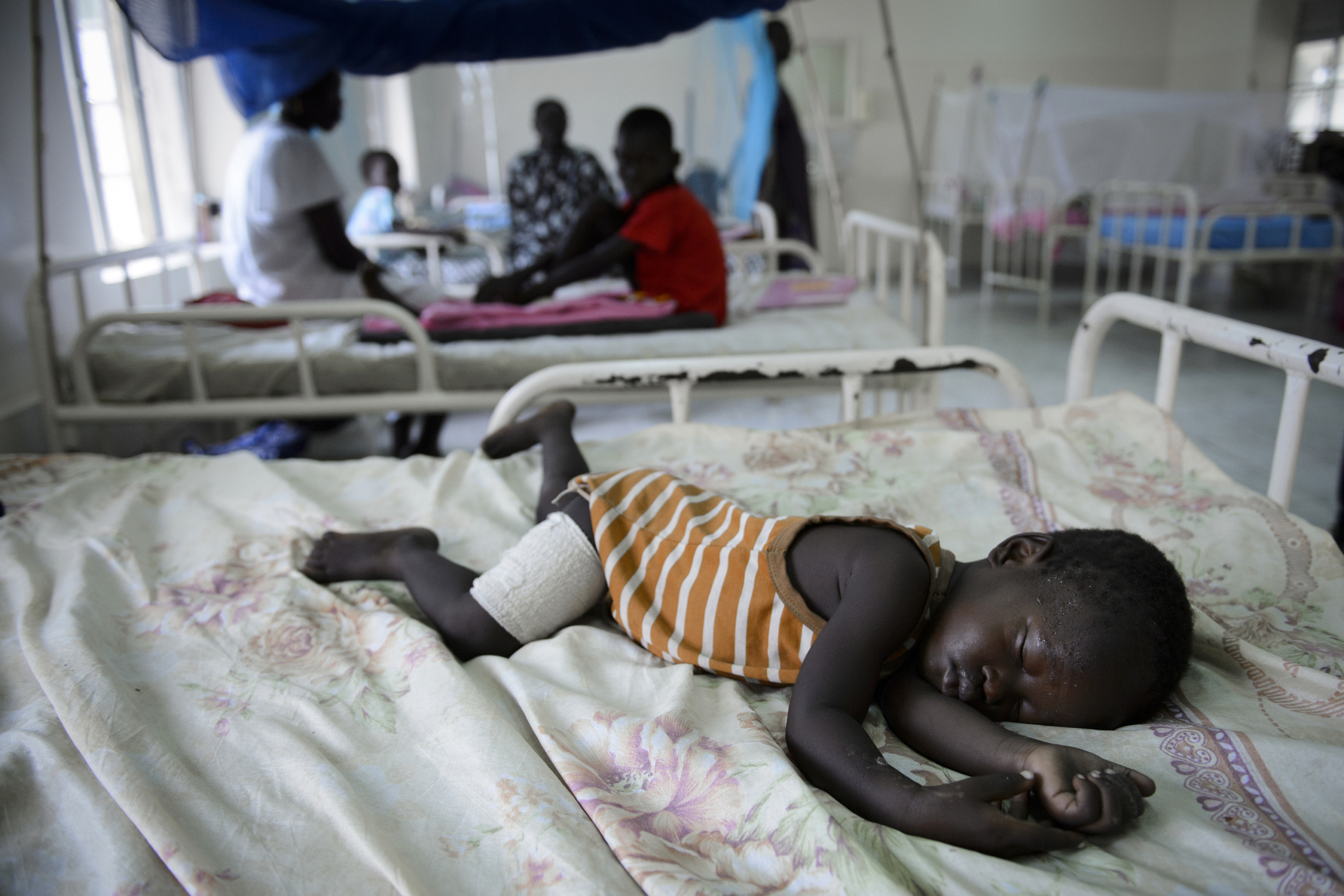 — SOUTH SUDAN
A Child wounded by bullet .
On 9th of July 2011 a new country will be born in Africa. The Republic of South Sudan will be the 54th African state and the 193rd nation in the world. But South Sudan is a very poor country, despite its large oil reserves, which account for 98 percent of its income.
South Sudan’s economy is mainly pastoral, and cattle herding is the most important activity. Agriculture and fishery are comparatively sparse, although the Nile runs through the region.
South Sudan’s society is deeply divided along tribal lines. The main clan is the Dinka, a pastoral semi-nomadic population. Violence is endemic to the region, often as a consequences of cattle ownership issues. But violence is also very much fed by the uncountable number of weapons circulating in the country, the heavy legacy of a 30 year long civil war against North Sudan.