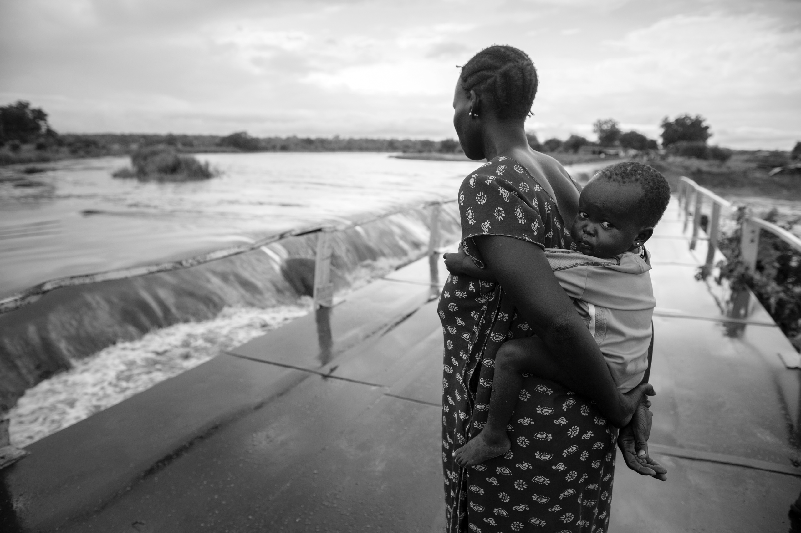 — SOUTH SUDAN
Juba, South Sudan.
A woman and her child on the banks of the Nile.
On 9th of July 2011 a new country will be born in Africa. The Republic of South Sudan will be the 54th African state and the 193rd nation in the world. But South Sudan is a very poor country, despite its large oil reserves, which account for 98 percent of its income.
South Sudan’s society is deeply divided along tribal lines. The main clan is the Dinka, a pastoral semi-nomadic population. Violence is endemic to the region, often as a consequences of cattle ownership issues. But violence is also very much fed by the uncountable number of weapons circulating in the country, the heavy legacy of a 30 year long civil war against North Sudan.