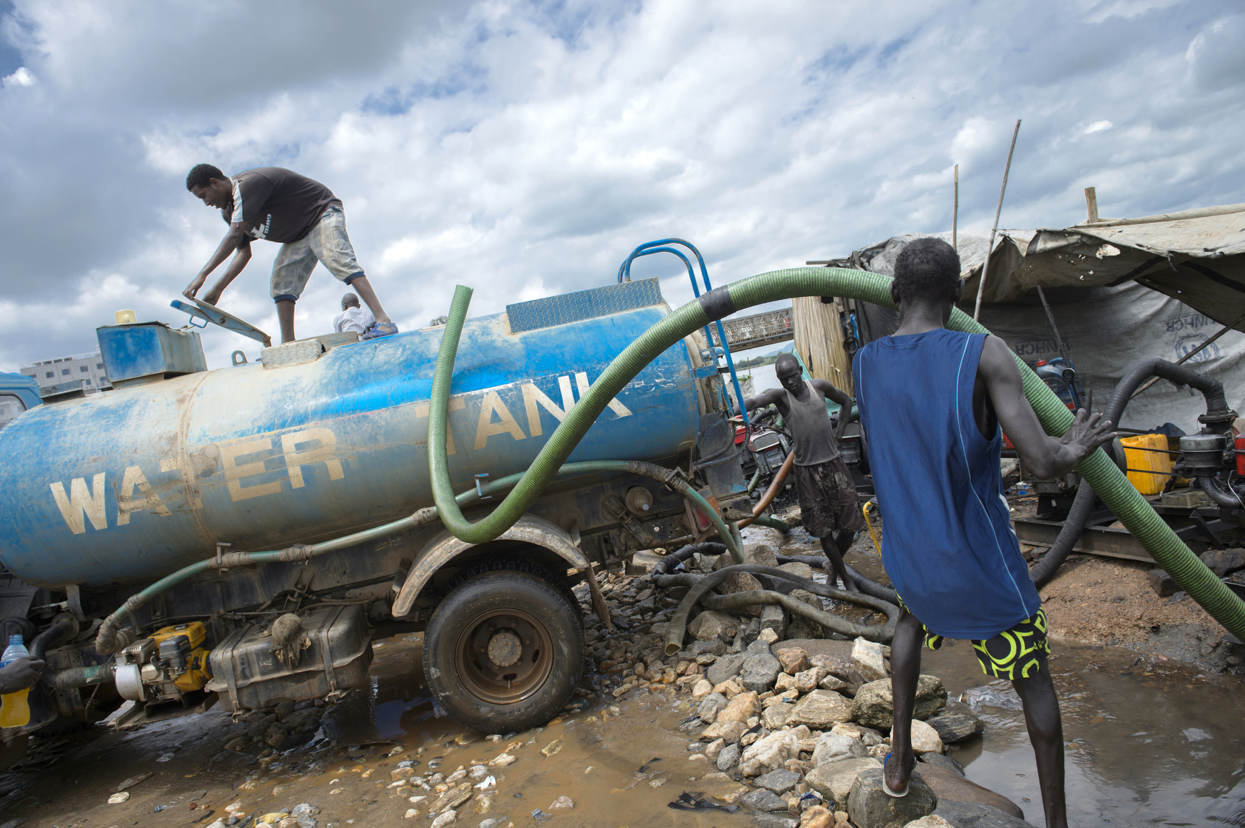 — SOUTH SUDAN
Juba, South Sudan.
Private water tanks trucks are bringing water to persons of Juba and are selling it to them the water , people collect the water in jerry cans which are not also very clean ,it is being pumped directly from the Nile , without purification and people are now getting typhoid
On 9th of July 2011 a new country will be born in Africa. The Republic of South Sudan will be the 54th African state and the 193rd nation in the world. But South Sudan is a very poor country, despite its large oil reserves, which account for 98 percent of its income.
South Sudan’s society is deeply divided along tribal lines. The main clan is the Dinka, a pastoral semi-nomadic population. Violence is endemic to the region, often as a consequences of cattle ownership issues. But violence is also very much fed by the uncountable number of weapons circulating in the country, the heavy legacy of a 30 year long civil war against North Sudan.