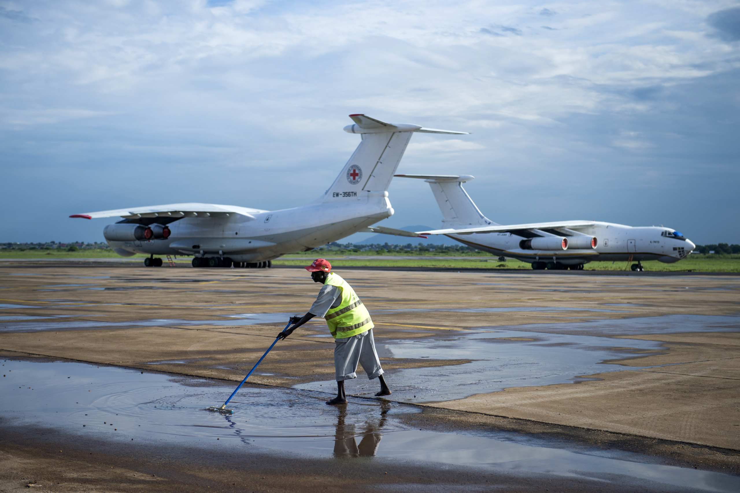 — SOUTH SUDAN
School at Juba.
Flooding at Juba airport .
On 9th of July 2011 a new country will be born in Africa. The Republic of South Sudan will be the 54th African state and the 193rd nation in the world. But South Sudan is a very poor country, despite its large oil reserves, which account for 98 percent of its income.
South Sudan’s society is deeply divided along tribal lines. The main clan is the Dinka, a pastoral semi-nomadic population. Violence is endemic to the region, often as a consequences of cattle ownership issues. But violence is also very much fed by the uncountable number of weapons circulating in the country, the heavy legacy of a 30 year long civil war against North Sudan.