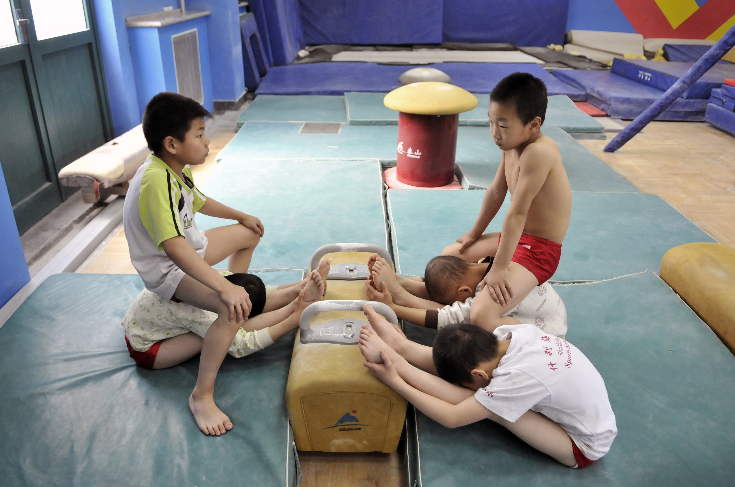 SPORT FACTORY
Beijing ,China.
China rigorously trains about 300,000 children in their sports academies across
the country. The future champions are scouted at a very young age by recruiters,
which is followed by intensive training in gymnastics, table tennis,
swimming...
The day starts about 6am and finishes about 9pm after a day completely
dedicated to training and studies. Inspired by the Soviet model, these centers
allow the Empire to accumulate more than 1,600 medals in different
international competitions since 1949.