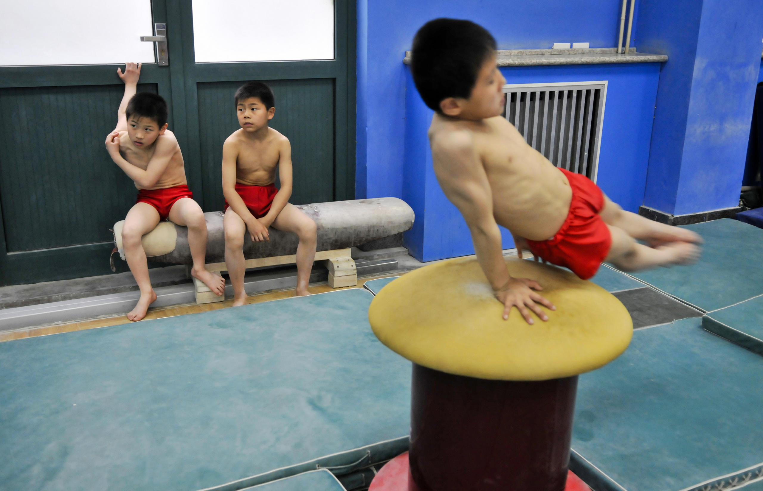 SPORT FACTORY
Beijing ,China.
China rigorously trains about 300,000 children in their sports academies across
the country. The future champions are scouted at a very young age by recruiters,
which is followed by intensive training in gymnastics, table tennis,
swimming...
The day starts about 6am and finishes about 9pm after a day completely
dedicated to training and studies. Inspired by the Soviet model, these centers
allow the Empire to accumulate more than 1,600 medals in different
international competitions since 1949.
