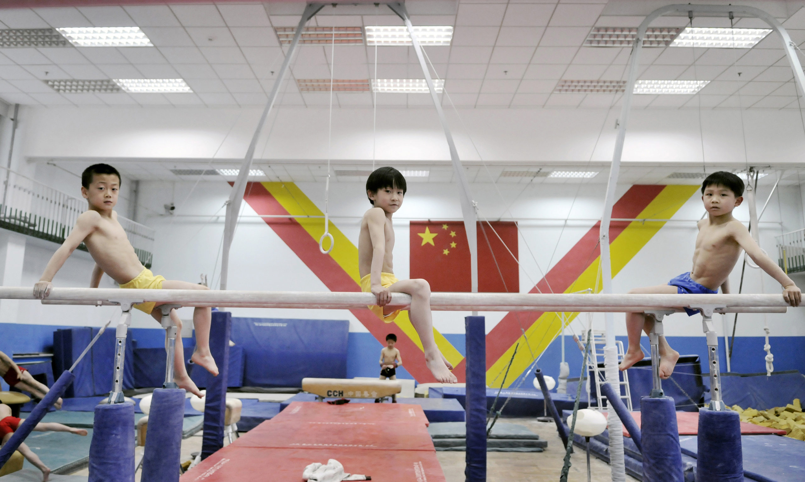 SPORT FACTORY
Beijing ,China.
China rigorously trains about 300,000 children in their sports academies across
the country. The future champions are scouted at a very young age by recruiters,
which is followed by intensive training in gymnastics, table tennis,
swimming...
The day starts about 6am and finishes about 9pm after a day completely
dedicated to training and studies. Inspired by the Soviet model, these centers
allow the Empire to accumulate more than 1,600 medals in different
international competitions since 1949.