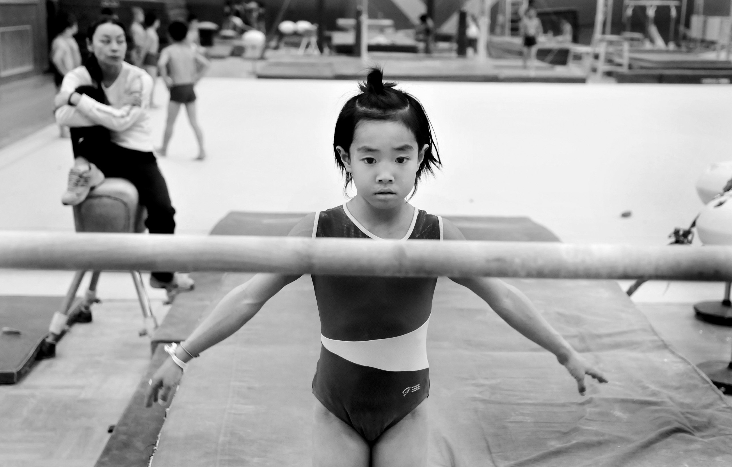 SPORT FACTORY
Beijing ,China.
China rigorously trains about 300,000 children in their sports academies across
the country. The future champions are scouted at a very young age by recruiters,
which is followed by intensive training in gymnastics, table tennis,
swimming...
The day starts about 6am and finishes about 9pm after a day completely
dedicated to training and studies. Inspired by the Soviet model, these centers
allow the Empire to accumulate more than 1,600 medals in different
international competitions since 1949.