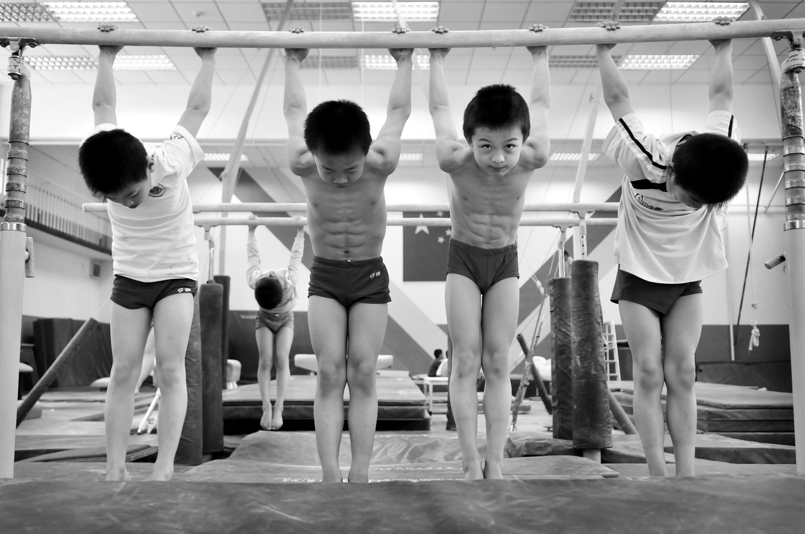 SPORT FACTORY
Beijing ,China.
China rigorously trains about 300,000 children in their sports academies across
the country. The future champions are scouted at a very young age by recruiters,
which is followed by intensive training in gymnastics, table tennis,
swimming...
The day starts about 6am and finishes about 9pm after a day completely
dedicated to training and studies. Inspired by the Soviet model, these centers
allow the Empire to accumulate more than 1,600 medals in different
international competitions since 1949.