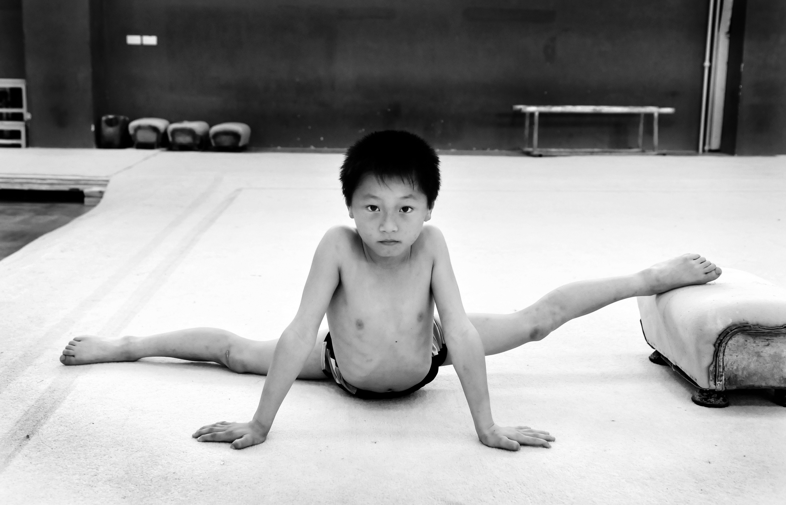 SPORT FACTORY
Beijing ,China.
China rigorously trains about 300,000 children in their sports academies across
the country. The future champions are scouted at a very young age by recruiters,
which is followed by intensive training in gymnastics, table tennis,
swimming...
The day starts about 6am and finishes about 9pm after a day completely
dedicated to training and studies. Inspired by the Soviet model, these centers
allow the Empire to accumulate more than 1,600 medals in different
international competitions since 1949.