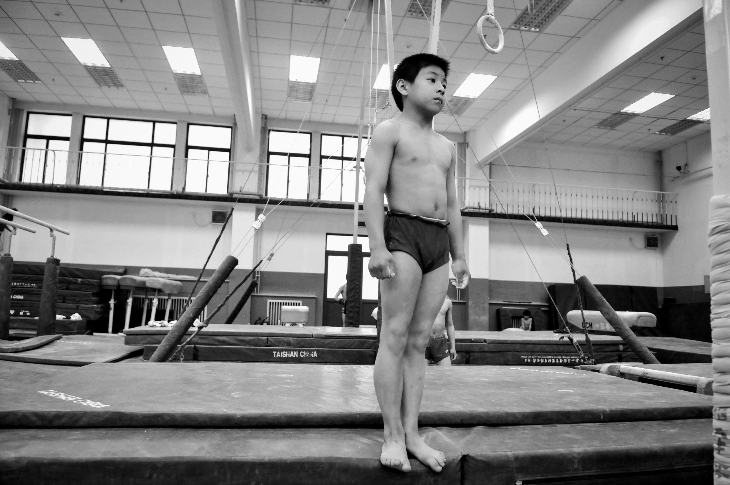 SPORT FACTORY
Beijing ,China.
China rigorously trains about 300,000 children in their sports academies across
the country. The future champions are scouted at a very young age by recruiters,
which is followed by intensive training in gymnastics, table tennis,
swimming...
The day starts about 6am and finishes about 9pm after a day completely
dedicated to training and studies. Inspired by the Soviet model, these centers
allow the Empire to accumulate more than 1,600 medals in different
international competitions since 1949.