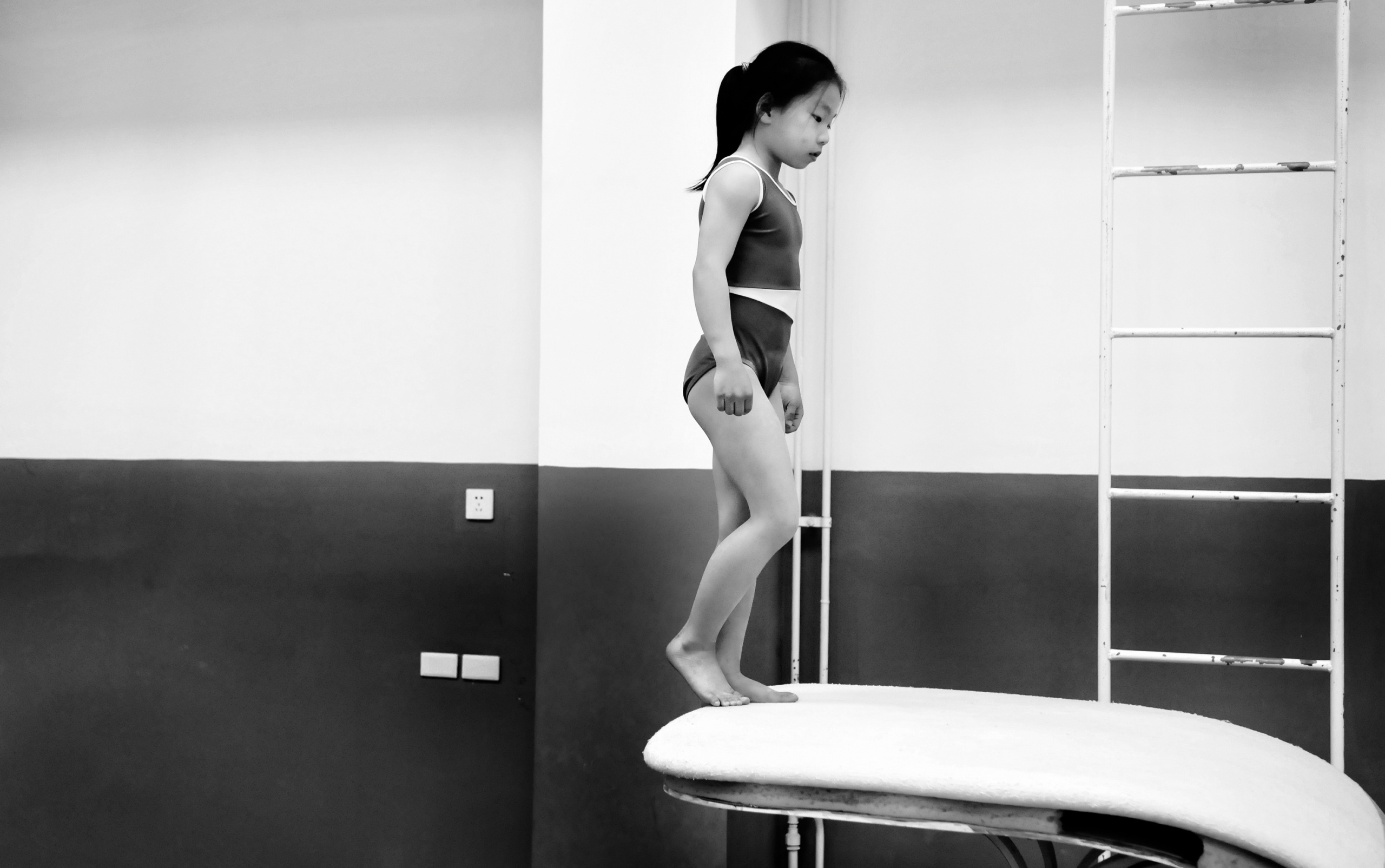 SPORT FACTORY
Beijing ,China.
China rigorously trains about 300,000 children in their sports academies across
the country. The future champions are scouted at a very young age by recruiters,
which is followed by intensive training in gymnastics, table tennis,
swimming...
The day starts about 6am and finishes about 9pm after a day completely
dedicated to training and studies. Inspired by the Soviet model, these centers
allow the Empire to accumulate more than 1,600 medals in different
international competitions since 1949.
