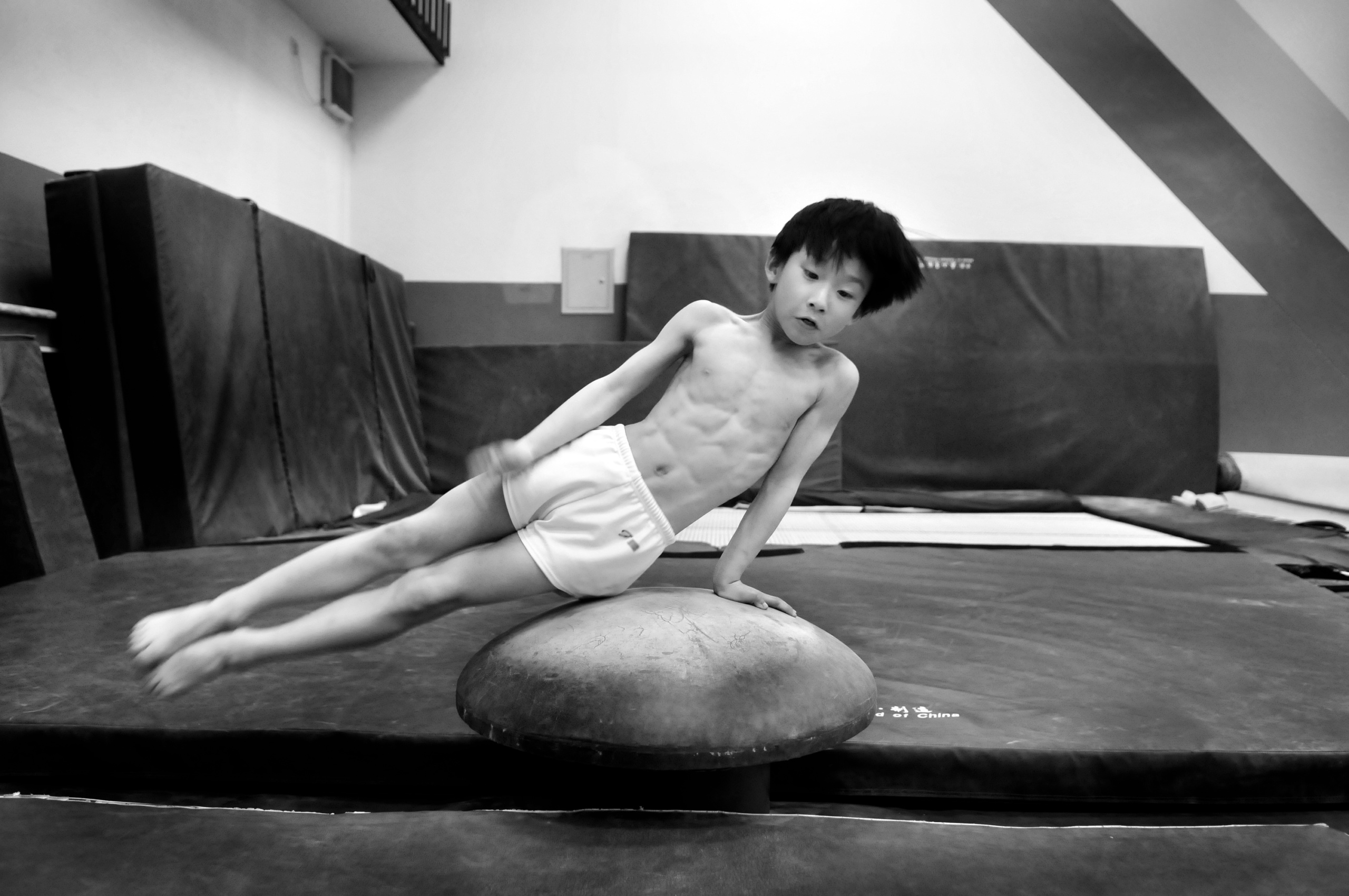 SPORT FACTORY
Beijing ,China.
China rigorously trains about 300,000 children in their sports academies across
the country. The future champions are scouted at a very young age by recruiters,
which is followed by intensive training in gymnastics, table tennis,
swimming...
The day starts about 6am and finishes about 9pm after a day completely
dedicated to training and studies. Inspired by the Soviet model, these centers
allow the Empire to accumulate more than 1,600 medals in different
international competitions since 1949.