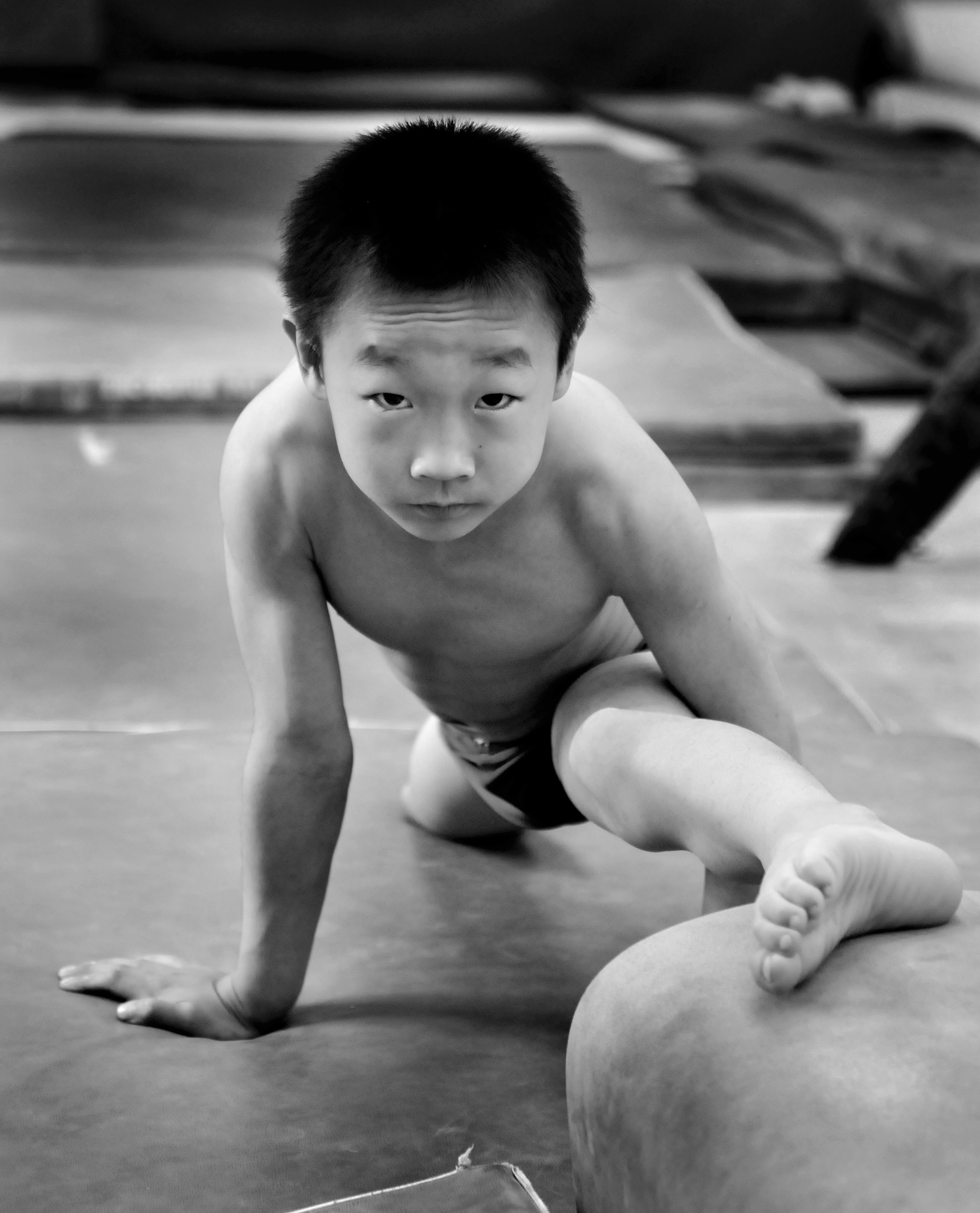 SPORT FACTORY
Beijing ,China.
China rigorously trains about 300,000 children in their sports academies across
the country. The future champions are scouted at a very young age by recruiters,
which is followed by intensive training in gymnastics, table tennis,
swimming...
The day starts about 6am and finishes about 9pm after a day completely
dedicated to training and studies. Inspired by the Soviet model, these centers
allow the Empire to accumulate more than 1,600 medals in different
international competitions since 1949.