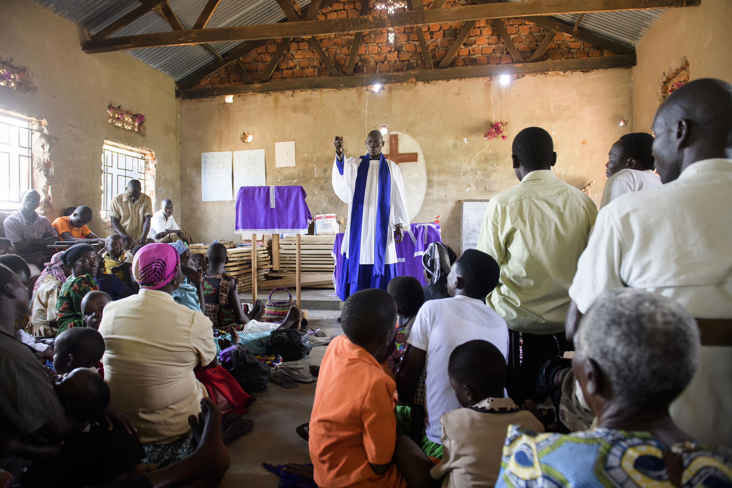 Soroti,UGANDA.
An Anglican Mass.
Land conflict in Uganda is not only a matter of tribal boundries but is also interlinked with religious belief.