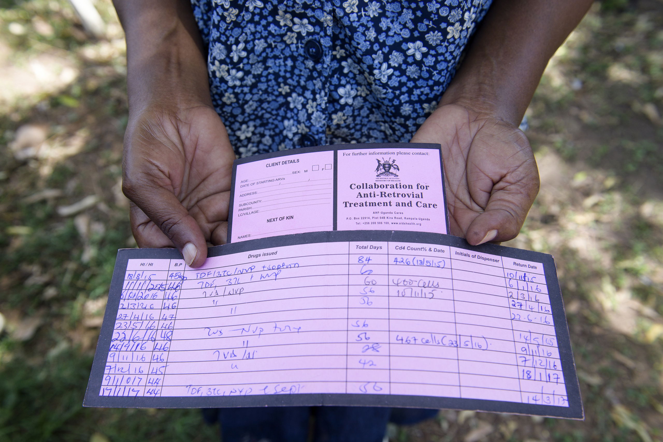 Soroti Uganda.
A woman shows her card that allows her to get treatment for AIDS free of charge. " I lost my husband and two children who were also affected by the disease. »
In 2015, an estimated 1.5 million (7.1% of the adult population of Uganda aged 15-49) people were living with HIV, and an estimated 28,000 died of AIDS-related illnesses.
The number of new HIV infections in Uganda increased by 21% between 2005 and 2013. However, the rate of new infections has decreased in recent years falling from 140,000 in 2013 to 83,000 in 2015. The number of AIDS-related deaths decreased by an estimated 19% over the same period.
Robust treatment and prevention initiatives have been implemented in recent years, leading to improved conditions for people living with HIV. Due to the implementation of antiretroviral treatment throughout the country there has been a gradual increase in the number of people living with HIV receiving treatment. In 2013, Uganda reached a tipping point whereby the number of new infections per year was less than the number of people beginning to receive antiretroviral treatment.
However, as of 2015 around 40% of adults living with HIV were still not receiving treatment. Persistent disparities remain around who is accessing treatment and many people living with HIV experience stigma and discrimination.